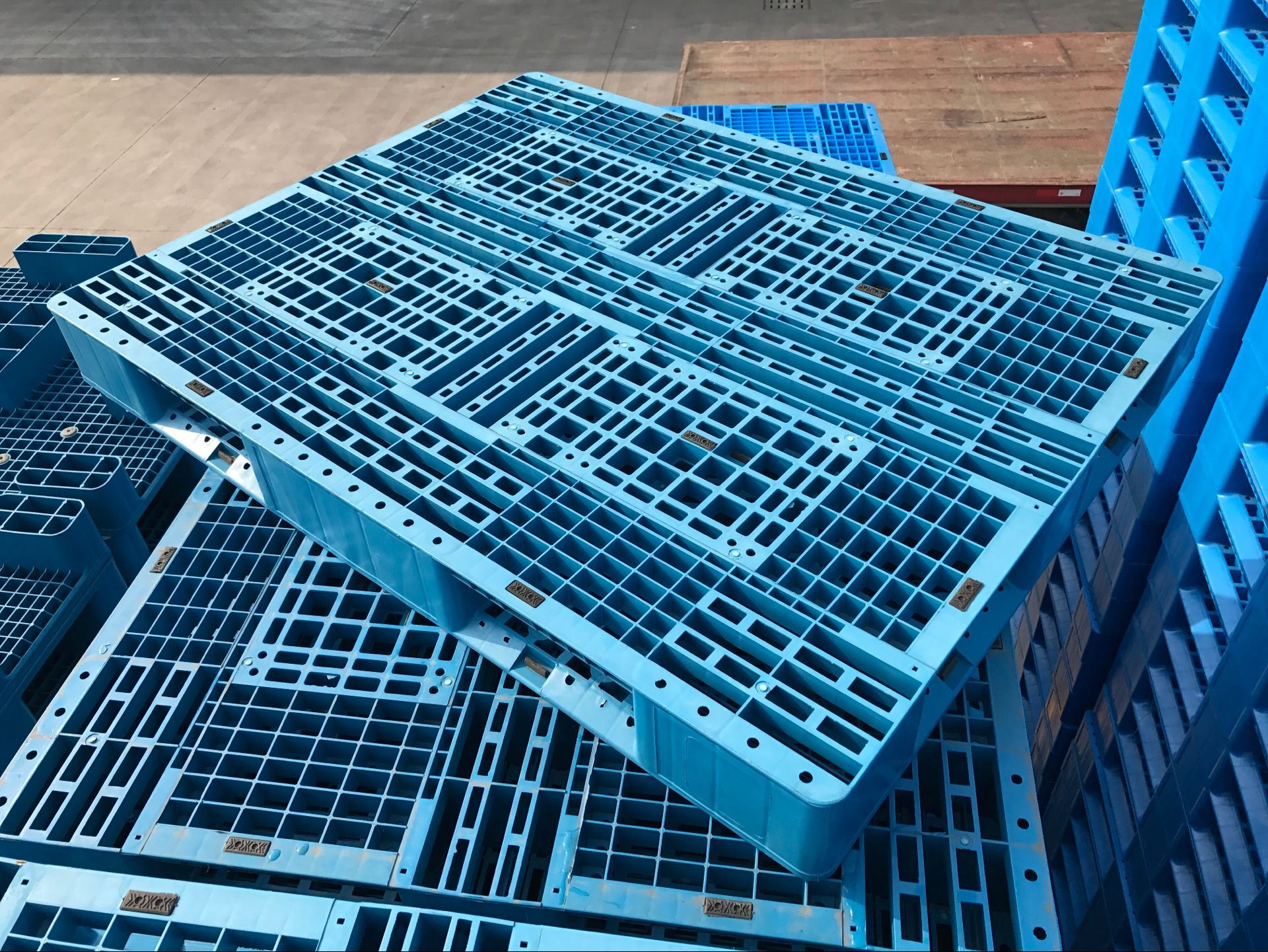 palets hechos de plástico reciclado
