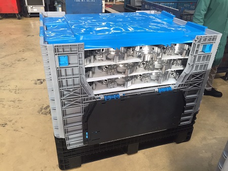 Caja palet de plástico para embalaje de autopartes.