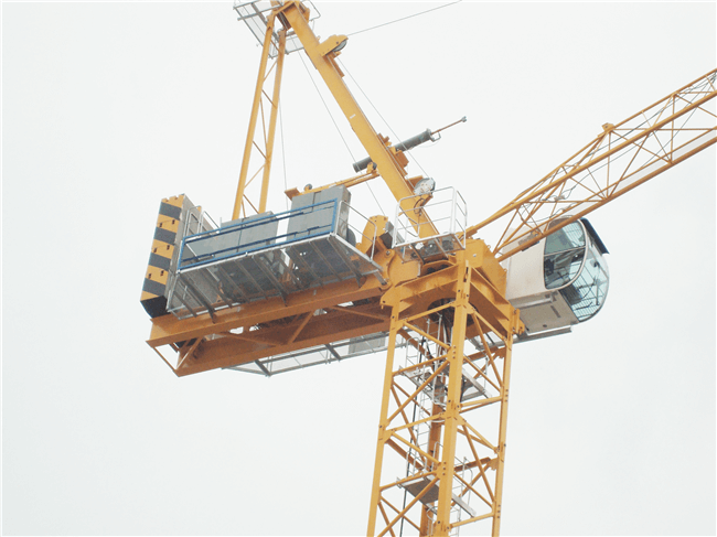 Luffing tower crane