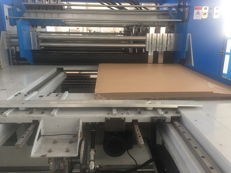 M&aacute;quina de corte longitudinal de cart&oacute;n nido de abeja