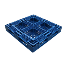Синие легкие пластиковые поддоны с открытой палубой