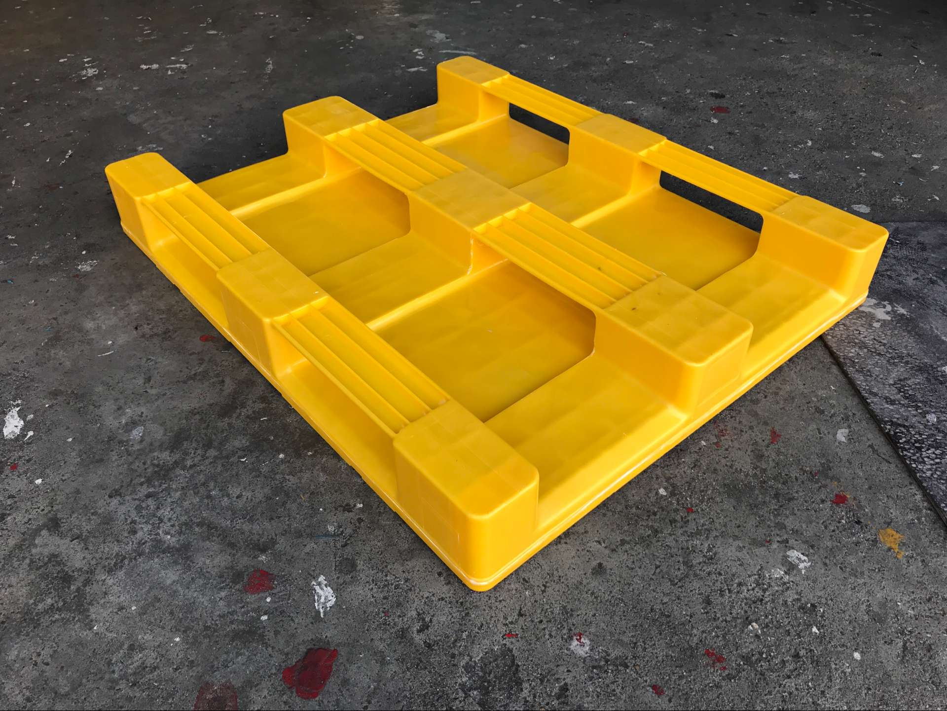 Plataformas de plástico apilables con tapa sólida de PP amarillo de 1200 x 1000 con borde