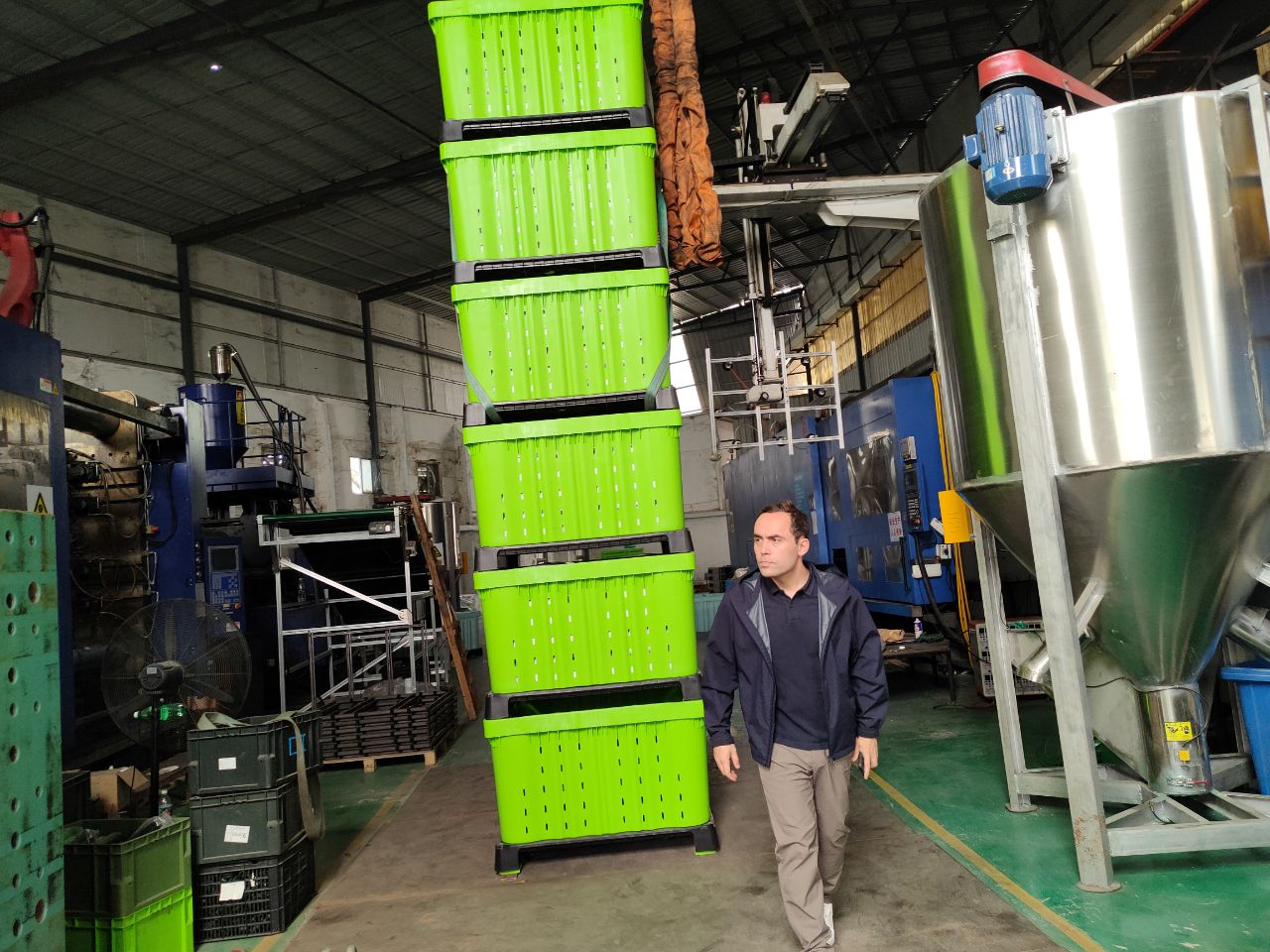 Apilamiento de cajas de plástico