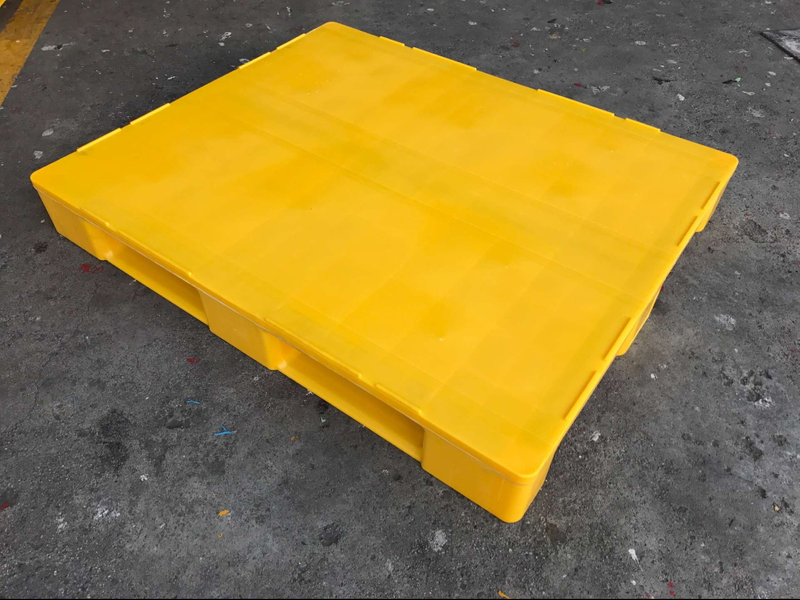 Plataformas de plástico apilables con tapa sólida de PP amarillo de 1200 x 1000 con borde