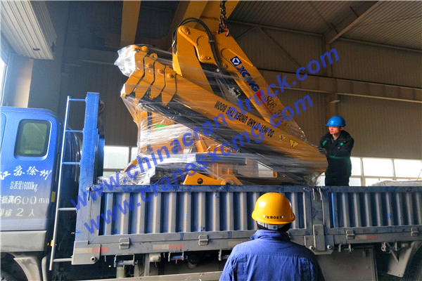 Customer order XCMG 6 ton truck-mounted crane knuckle boom type
