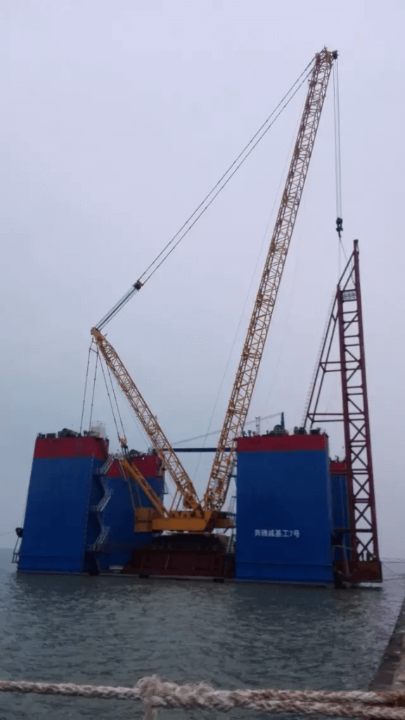 XCMG 2000 ton crawler crane XGC28000.png