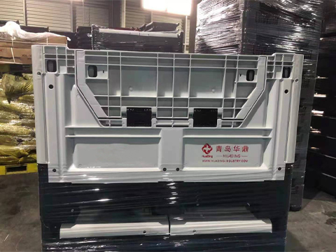 ¿Cómo debemos comprar paletas de plástico apilables y cajas con fundas de plástico cuando necesitamos usar paletas planas para el transporte?