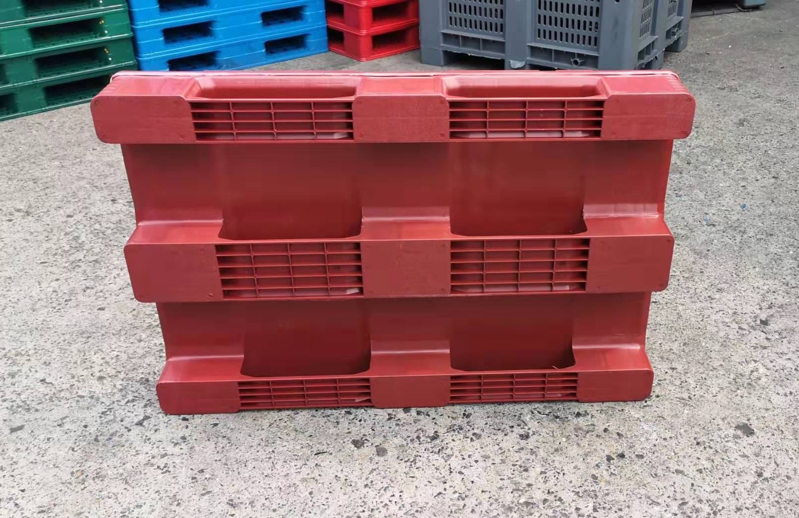 Красный PP Euro Solid Top Rackable Пластиковые поддоны с кромкой