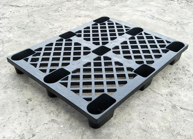 1200 x 1000 Tarimas de plástico negras para envíos internacionales de uso liviano