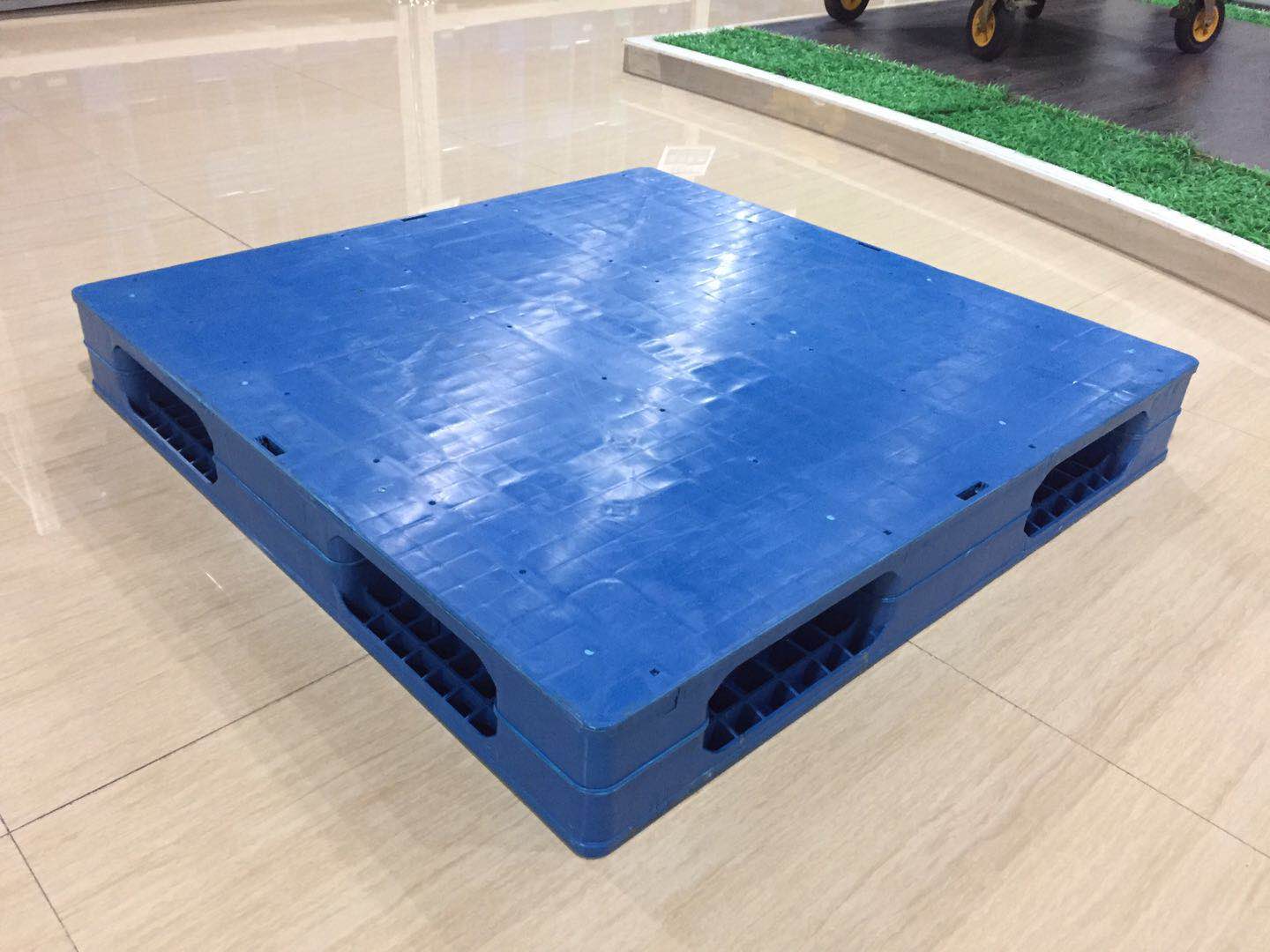 Plataformas de almacén de plástico apilables reversibles de HDPE azul 1100 x 1100