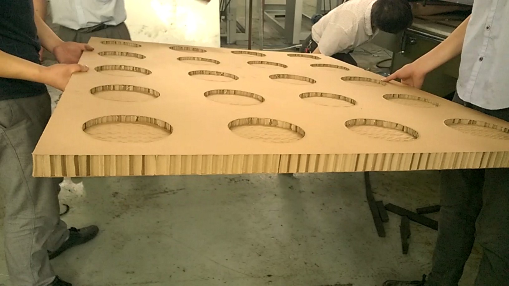 M&aacute;quina troqueladora de cart&oacute;n nido de abeja