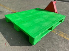 Venta al por mayor de paletas de plástico HDPE verde de 3 corredores 1200 x 1000